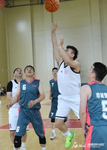 关于参赛选手表现出色，体育场内外掌声不断的信息
